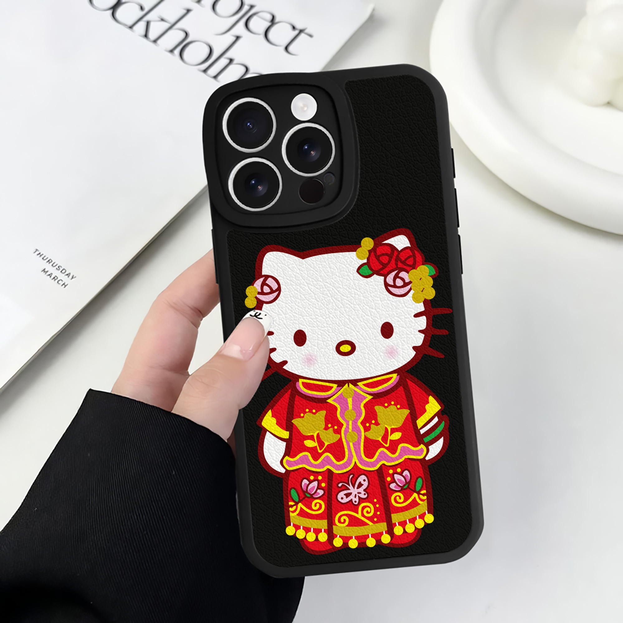 （画像用） Hello Kitty ハローキティ 【iPhone 16シリーズ対応】シリコンスマホケース（レザー調） 材質：シリコン